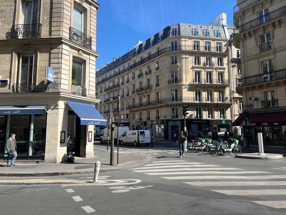 Une rue parisienne avec quelques piétons